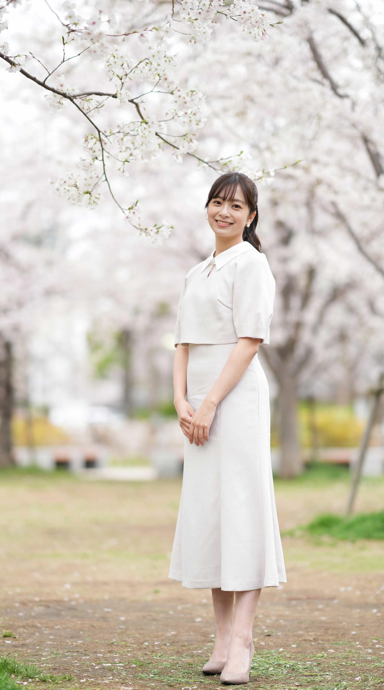 満開の桜の下笑顔を見せる菊池柚花（2023年3月撮影）