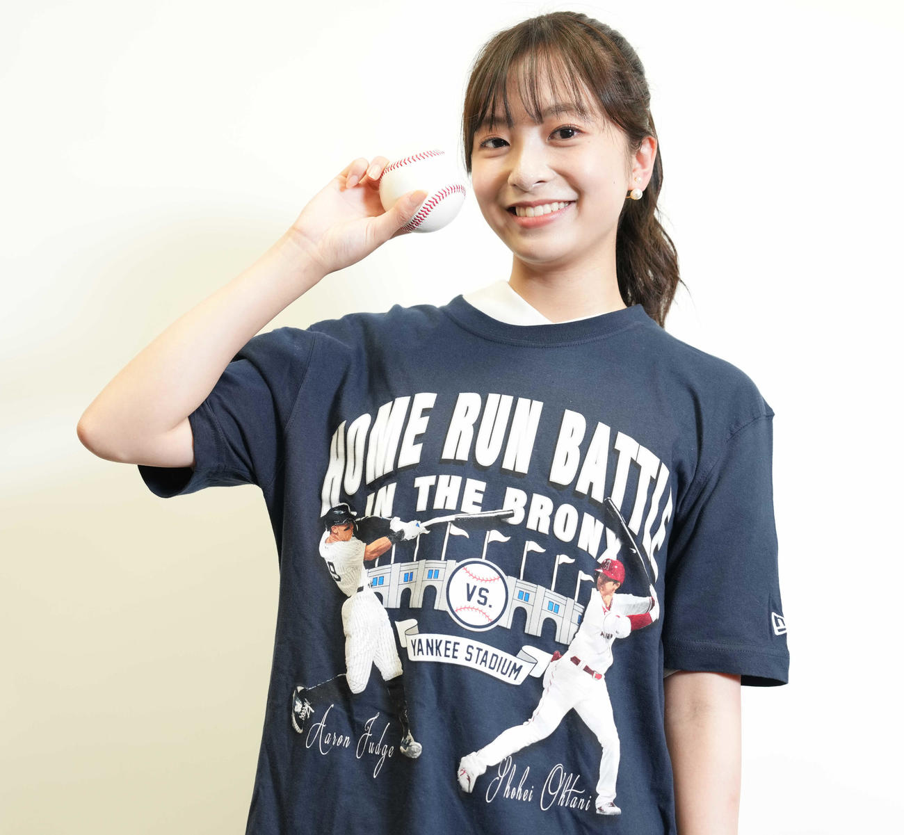 エンゼルス大谷とヤンキースのジャッジのホームラン競争Tシャツを着用し笑顔の菊池柚花（2023年3月撮影）
