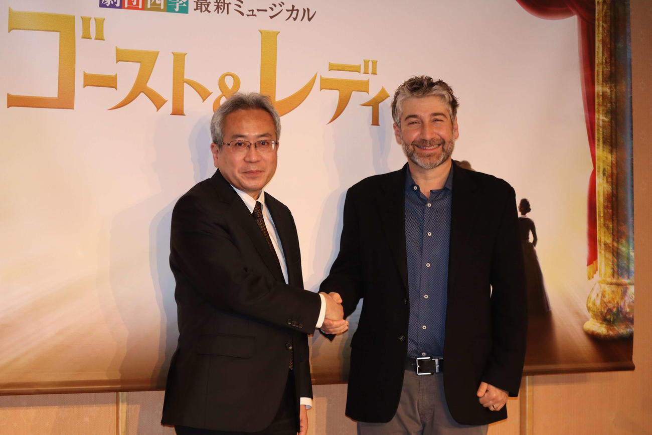 新作オリジナルミュージカル「ゴースト＆レディ」の制作発表に出席した劇団四季の吉田智誉樹社長、演出のスコット・シュワルツ氏