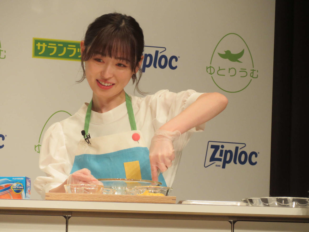旭化成ホームプロダクツ「冷凍貯金のがっこう」発表会で、オムライス風おにぎりを作る福原遥（撮影・村上幸将）