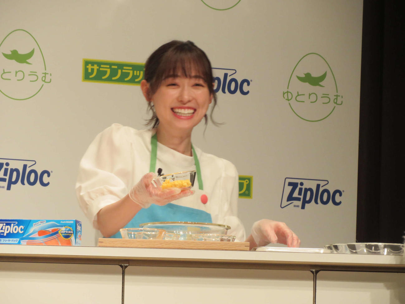 旭化成ホームプロダクツ「冷凍貯金のがっこう」発表会で、オムライス風おにぎりを作る福原遥（撮影・村上幸将）