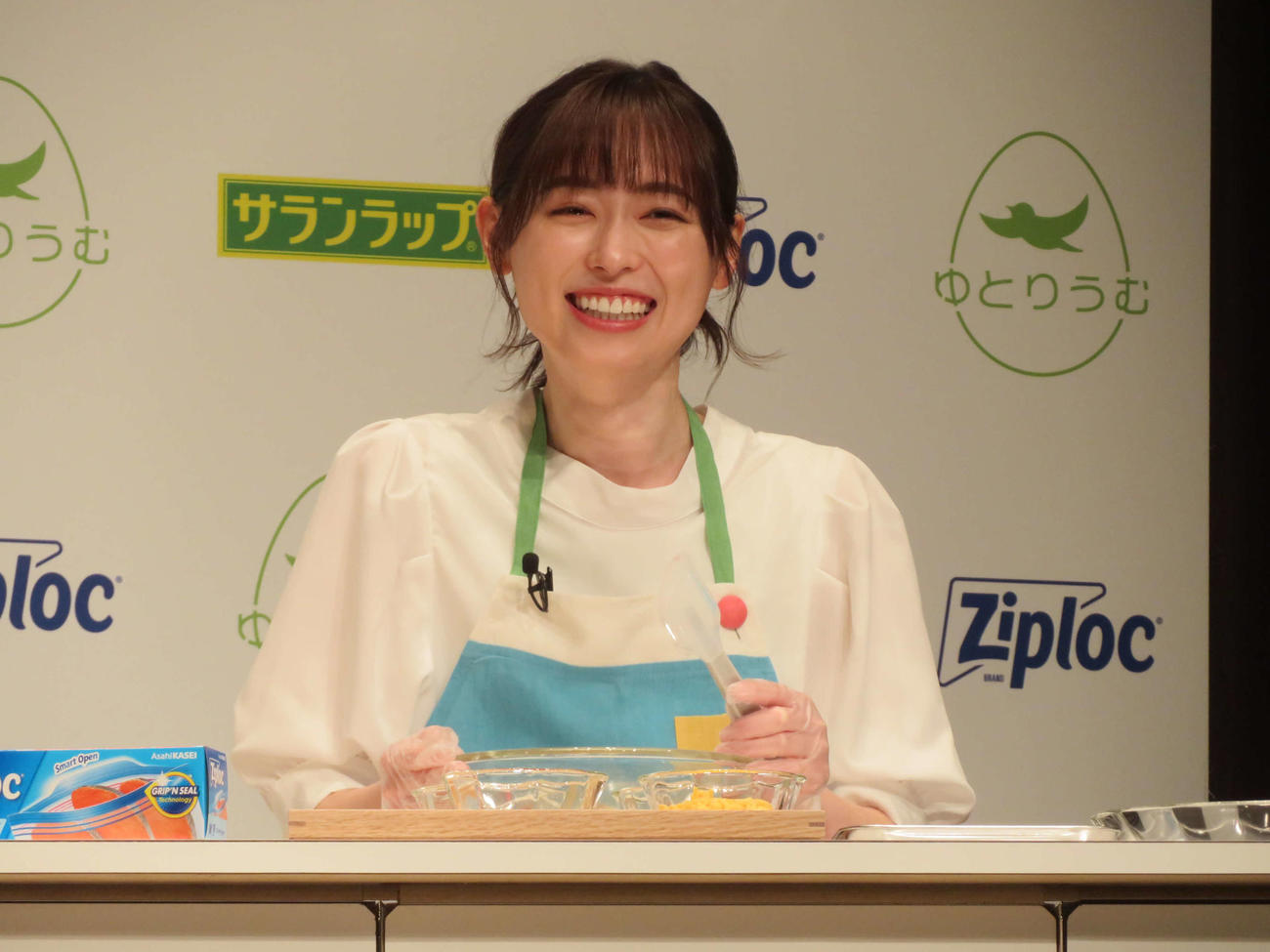 旭化成ホームプロダクツ「冷凍貯金のがっこう」発表会で、オムライス風おにぎりを作る福原遥（撮影・村上幸将）
