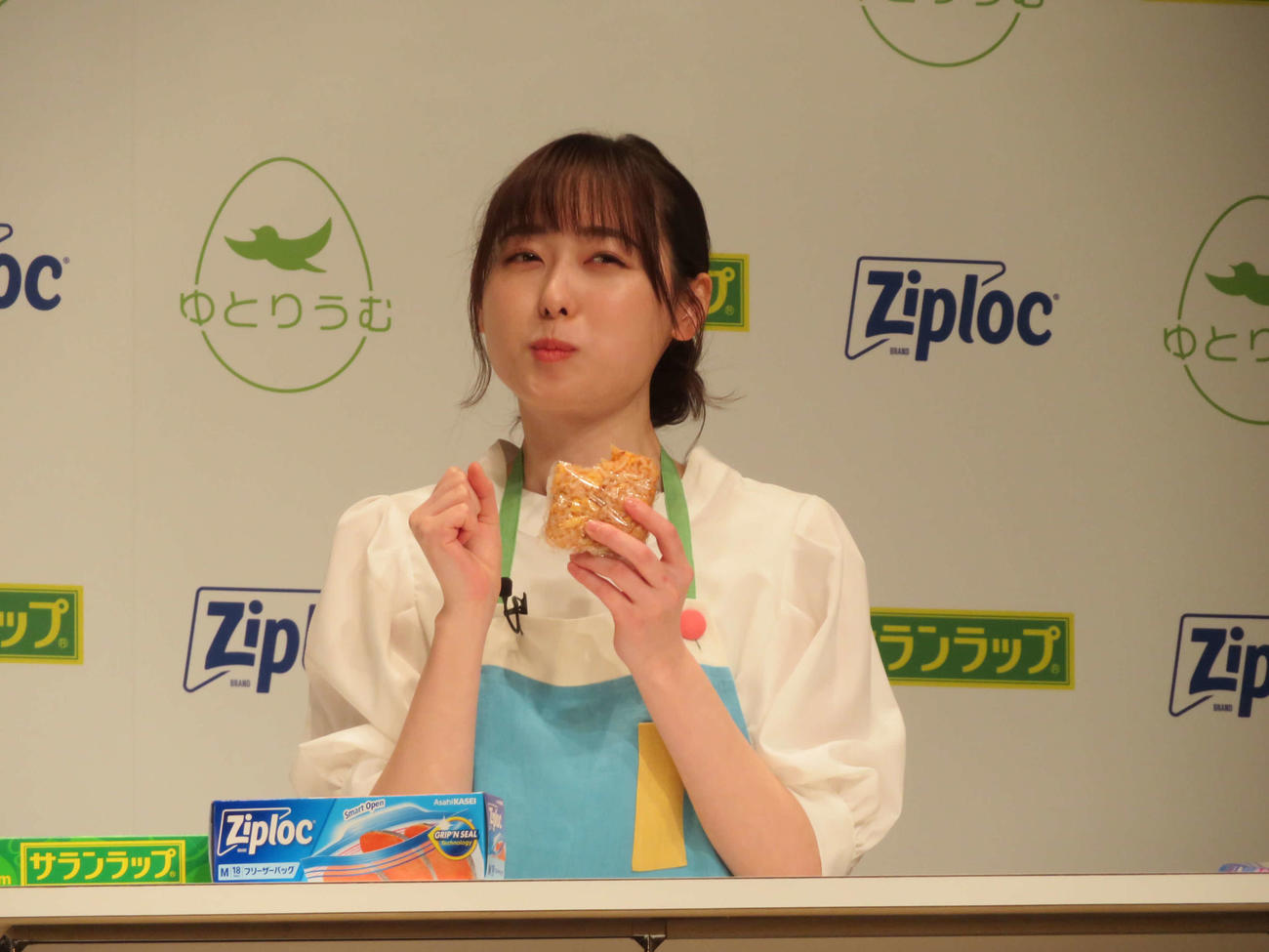 旭化成ホームプロダクツ「冷凍貯金のがっこう」発表会で、オムライス風おにぎりを食べる福原遥（撮影・村上幸将）