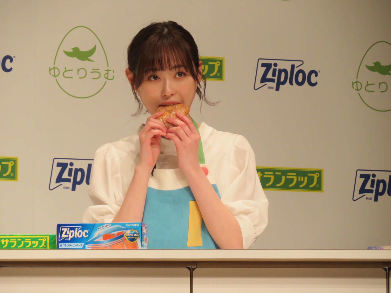 旭化成ホームプロダクツ「冷凍貯金のがっこう」発表会で、オムライス風おにぎりを食べる福原遥（撮影・村上幸将）