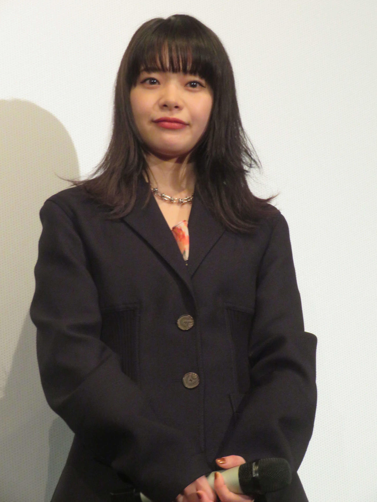 映画「aftersun／アフターサン」来日記念舞台あいさつで手を振る岸井ゆきの（撮影・村上幸将