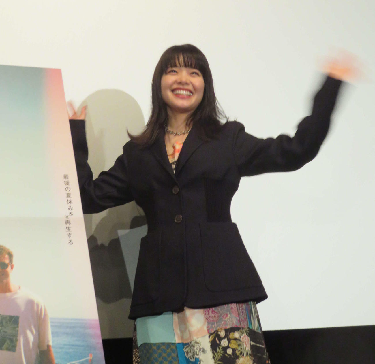 映画「aftersun／アフターサン」来日記念舞台あいさつで手を振る岸井ゆきの（撮影・村上幸将）