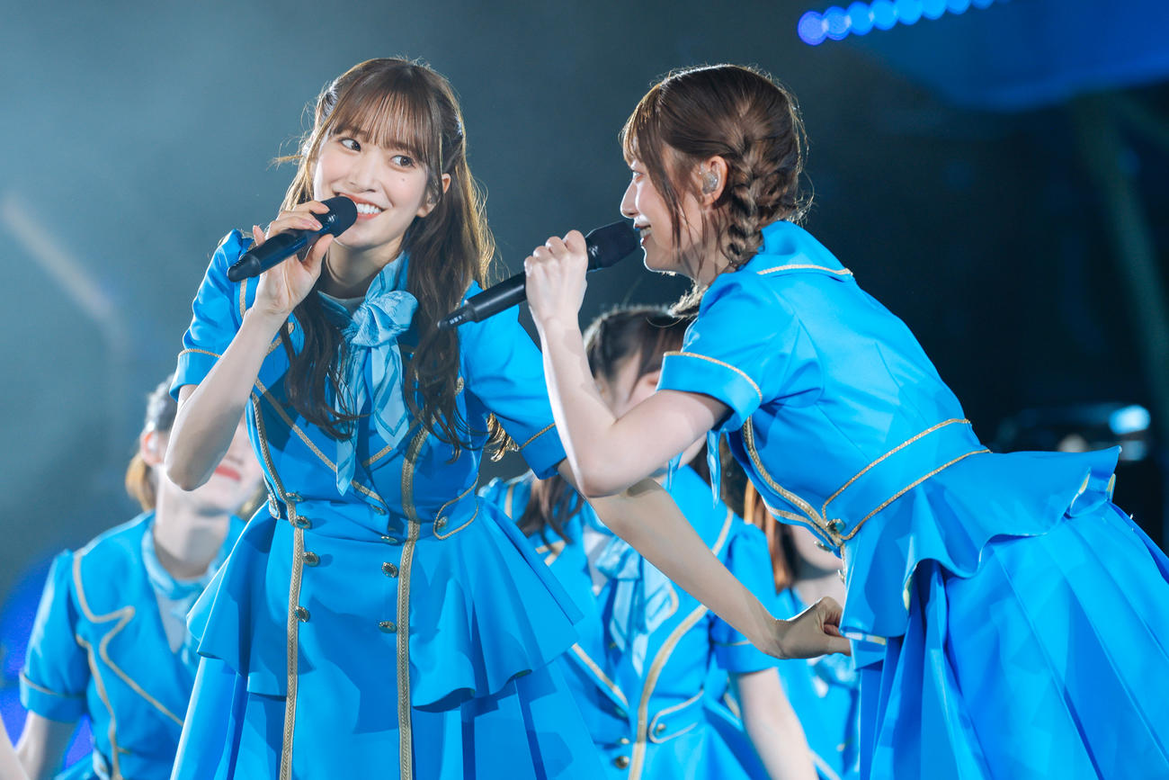 4周年ライブ「4回目のひな誕祭」に出演した日向坂46の佐々木久美（左）と東村芽依