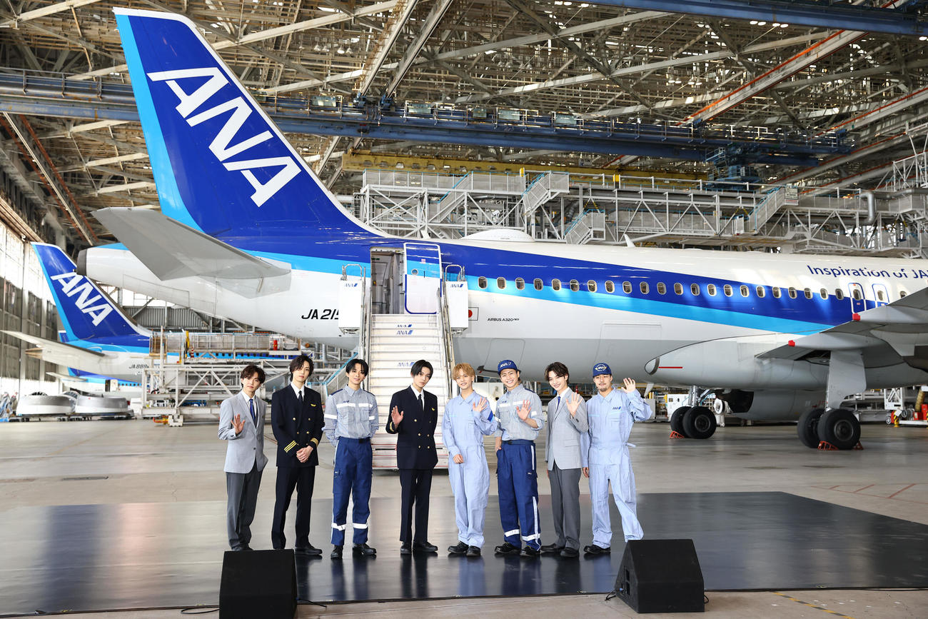 ANAの飛行機を背に写真に納まるFANTASTICS。左から佐藤大樹、堀夏喜、澤本夏輝、八木勇征、中島颯太、瀬口黎弥、木村慧人、世界（撮影・垰建太）