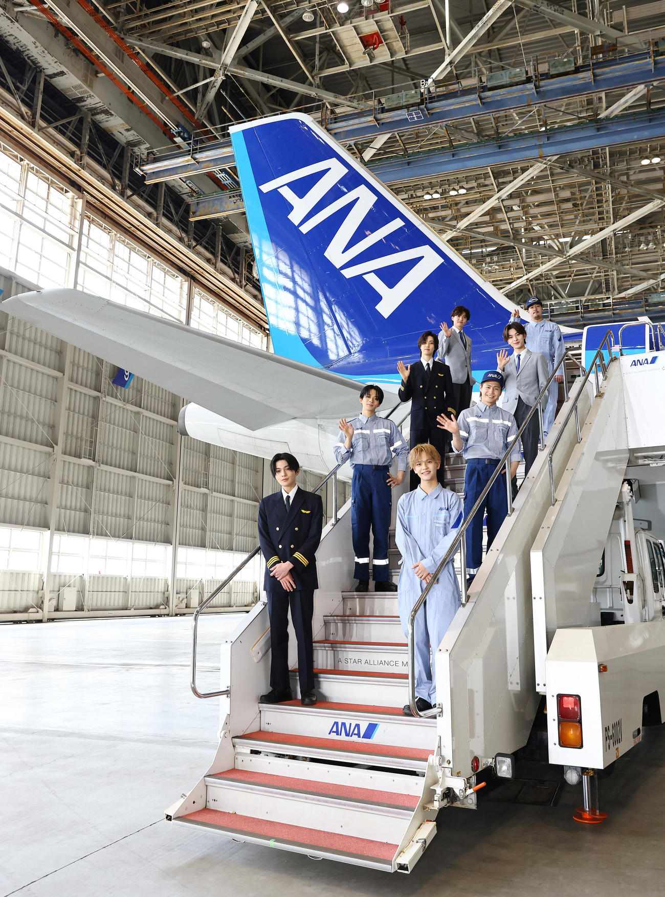 ANAの飛行機のタラップで写真に納まるFANTASTICS。前列左から八木勇征、中島颯太、2列目左から澤本夏輝、瀬口黎弥、3列目左から堀夏喜、木村慧人、4列目左から佐藤大樹、世界（撮影・垰建太）