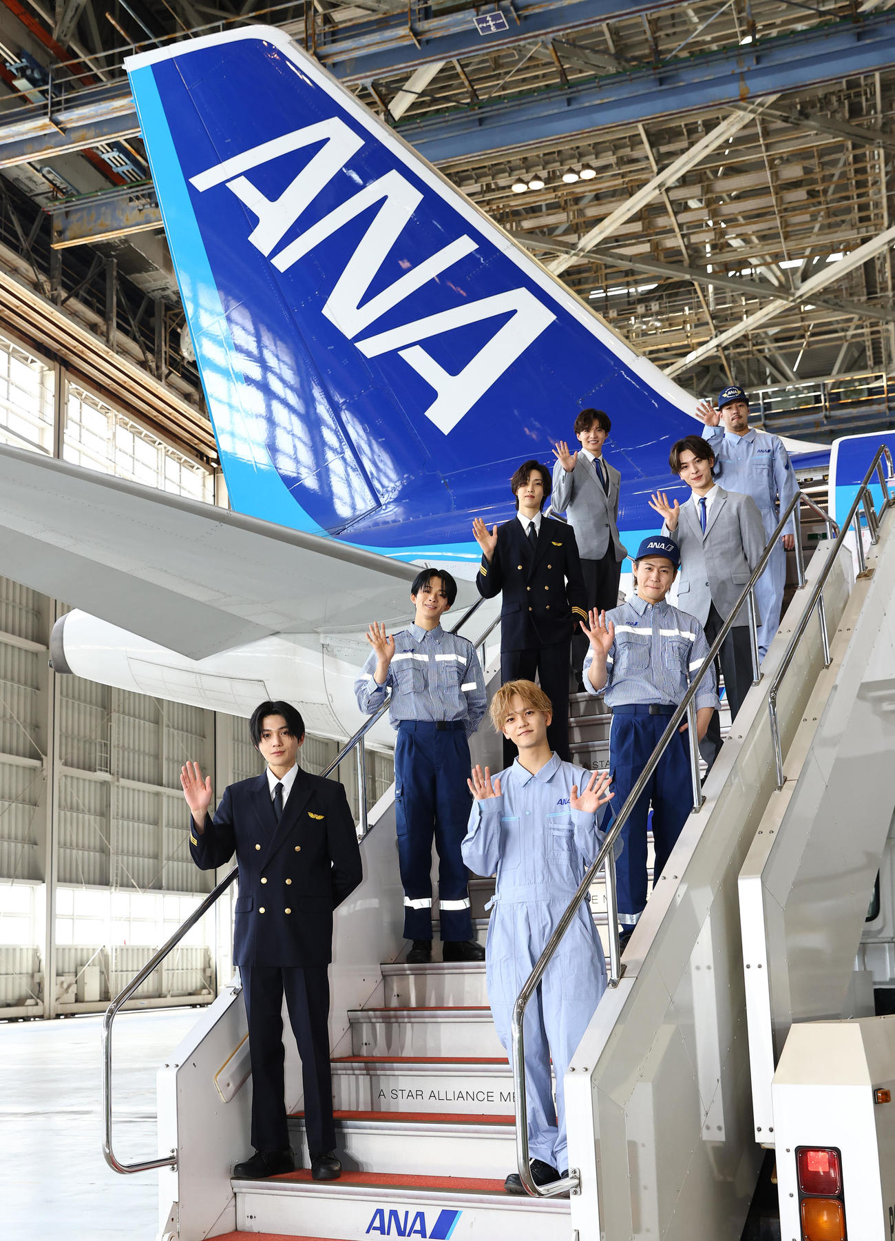 ANAの飛行機のタラップで写真に納まるFANTASTICS。前列左から八木勇征、中島颯太、2列目左から澤本夏輝、瀬口黎弥、3列目左から堀夏喜、木村慧人、4列目左から佐藤大樹、世界（撮影・垰建太）