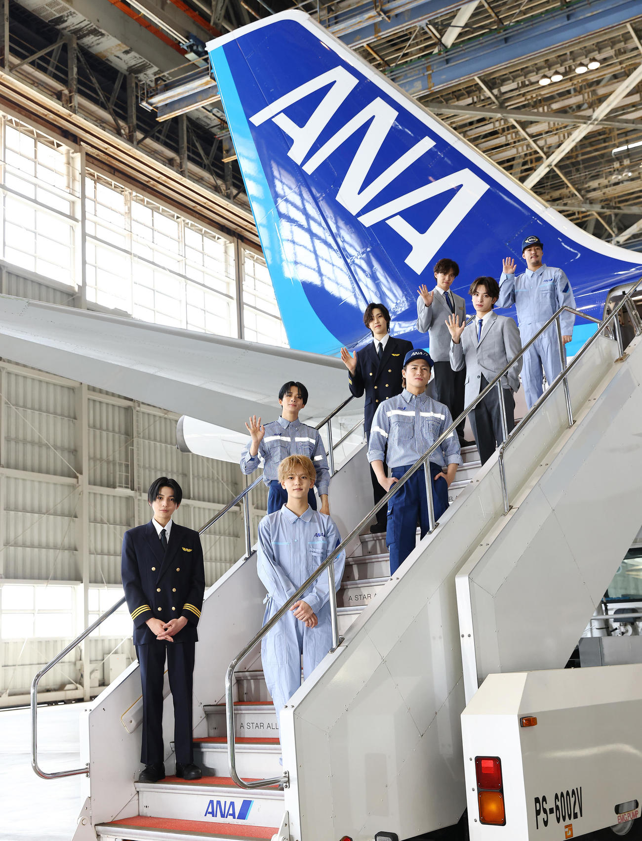 ANAの飛行機のタラップで写真に納まるFANTASTICS。前列左から八木勇征、中島颯太、2列目左から澤本夏輝、瀬口黎弥、3列目左から堀夏喜、木村慧人、4列目左から佐藤大樹、世界（撮影・垰建太）
