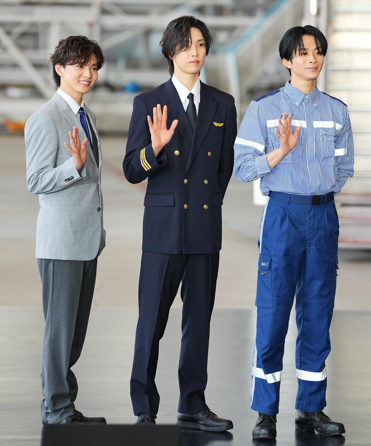 ANAのパイロットの制服を着た堀夏喜（中央）とグランドハンドリングの制服を着た澤本夏輝（右）と客室乗務員の制服を着た佐藤大樹（撮影・垰建太）