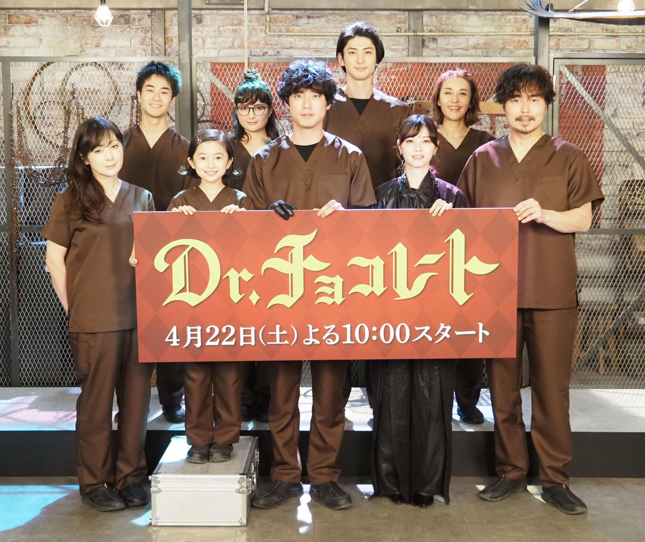 日本テレビ系ドラマ「Dr．チョコレート」の会見に出席した、手前左から斉藤由貴、白山乃愛、坂口健太郎、西野七瀬、小澤征悦、後方左から前田旺志郎、葵わかな、古川雄大、鈴木紗理奈（撮影・遠藤尚子）
