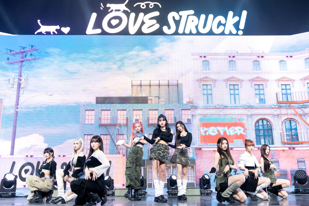 「LOVESTRUCK！」のショーケースを行ったKep1er（C）WAKEONE／SWING ENTERTAINMENT提供