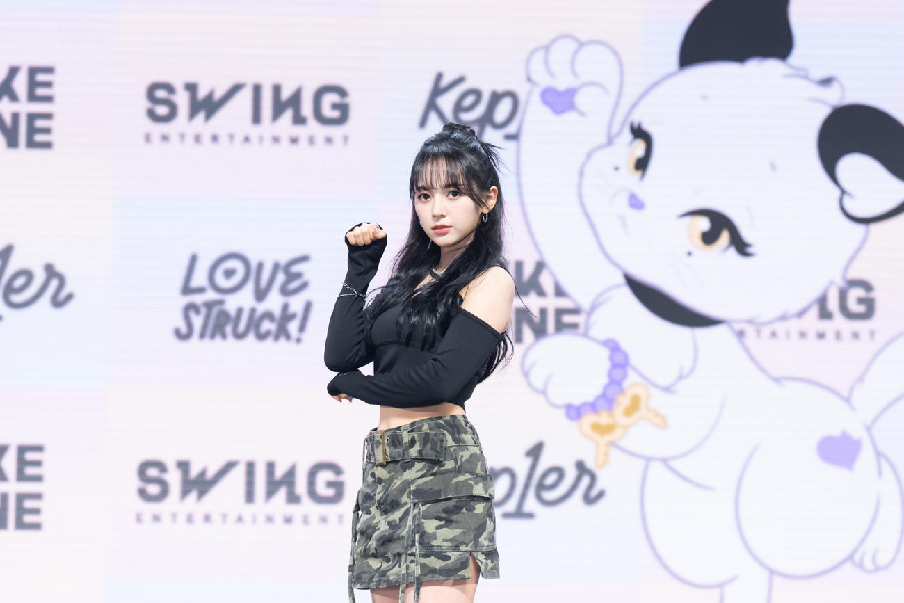「LOVESTRUCK！」のショーケースを行ったKep1erのマシロ（C）WAKEONE／SWING ENTERTAINMENT提供