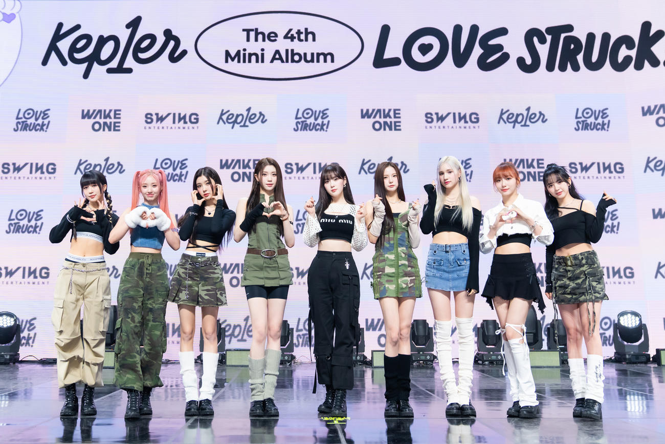 「LOVESTRUCK！」のショーケースを行ったKep1er（C）WAKEONE／SWING ENTERTAINMENT提供