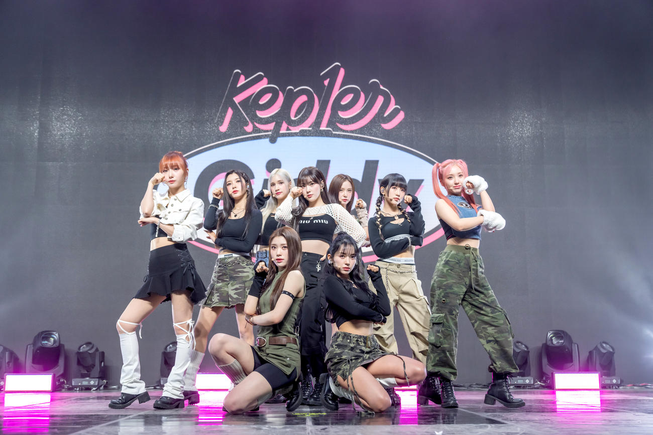 「LOVESTRUCK！」のショーケースを行ったKep1er（C）WAKEONE／SWING ENTERTAINMENT提供