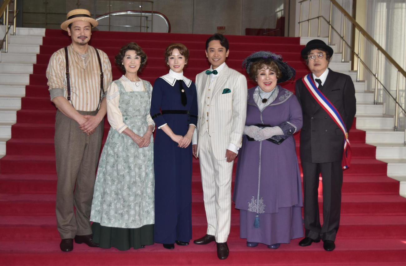 主演ミュージカル「ザ・ミュージック・マン」の公開ゲネプロに臨んだ坂本昌行（左から4人目）。左から小田井涼平、剣幸、花乃まりあ、1人おいて森公美子、六角精児