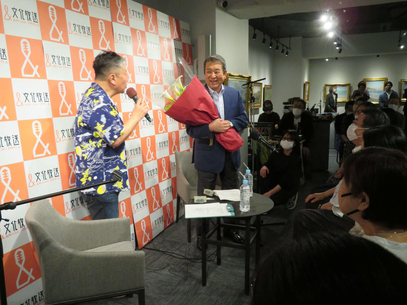 86歳の11日に都内の加山雄三ギャラリーで文化放送「くにまる食堂」公開収録を行い、野村邦丸（左）から花束を贈られた加山雄三（撮影・村上幸将）