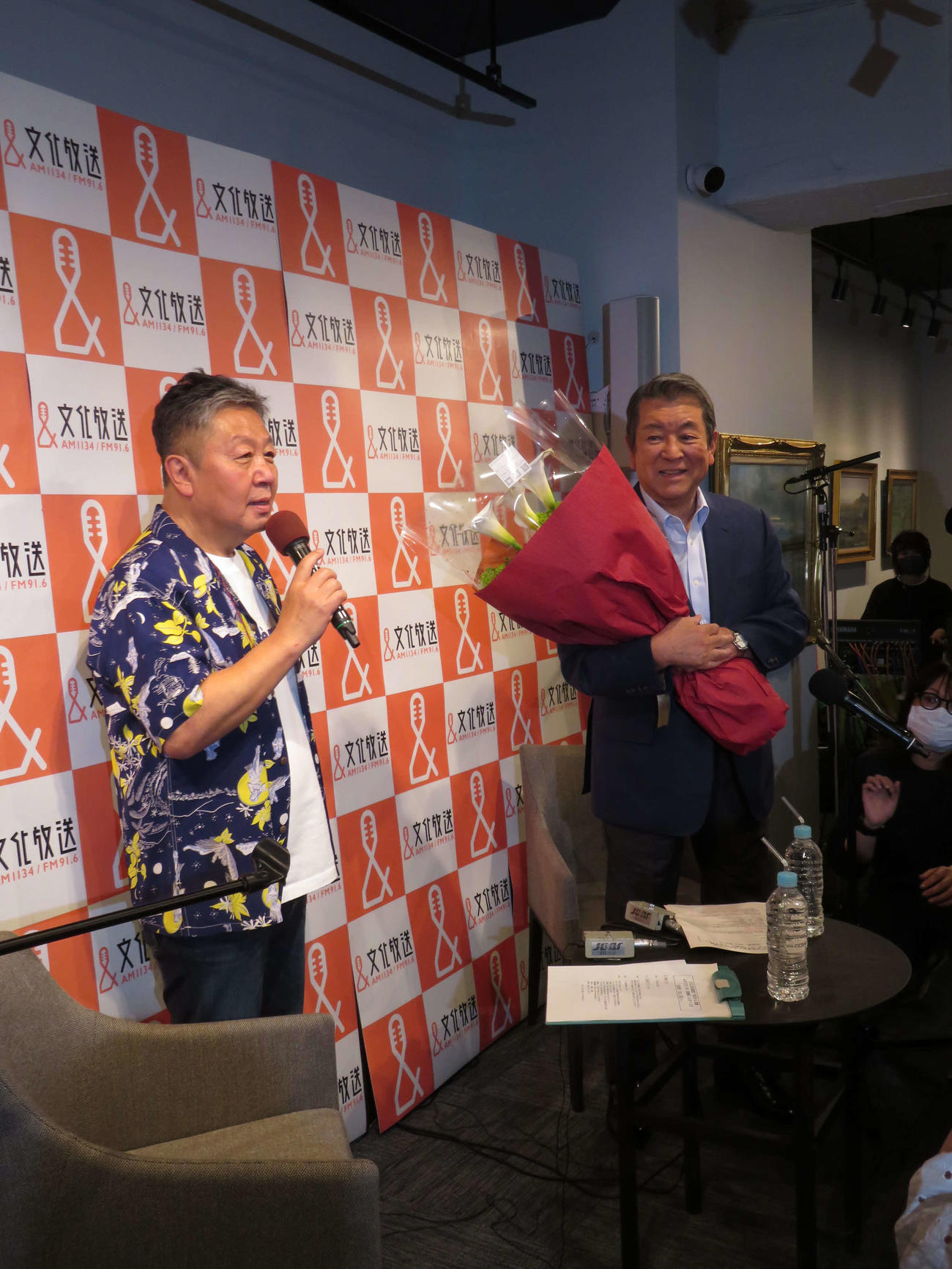 86歳の11日に都内の加山雄三ギャラリーで文化放送「くにまる食堂」公開収録を行い、野村邦丸（左）から花束を贈られた加山雄三（撮影・村上幸将）