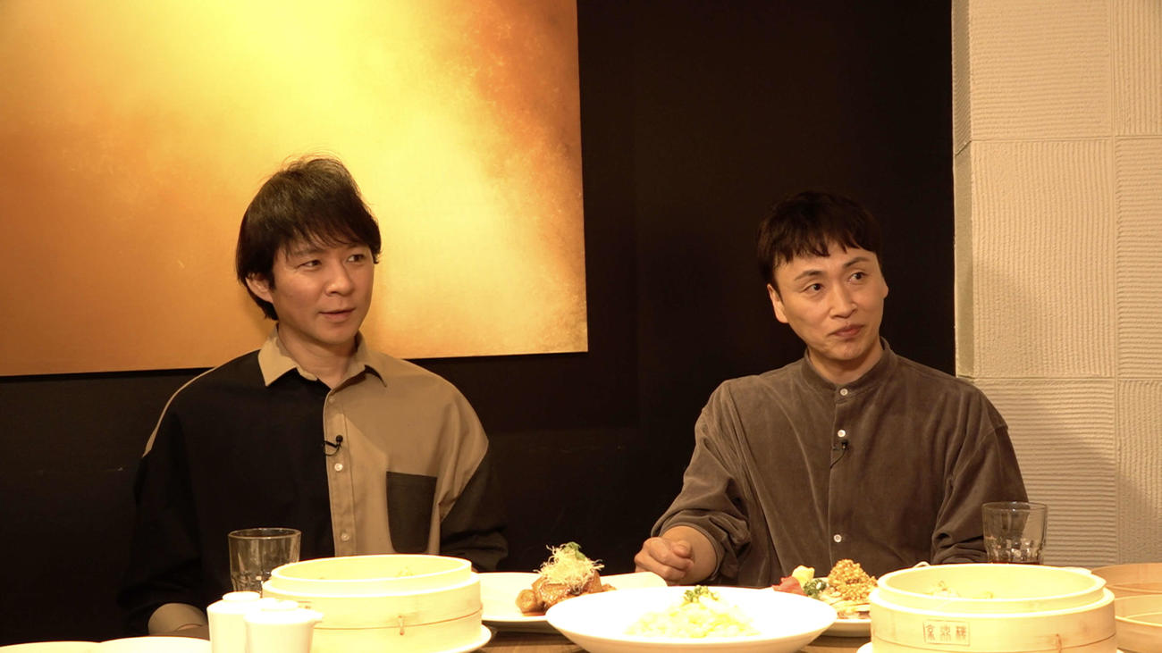 千葉テレビ「白黒アンジャッシュ」でダチョウ俱楽部と語り合う、アンジャッシュ渡部建（左）と児嶋一哉(C)チバテレ