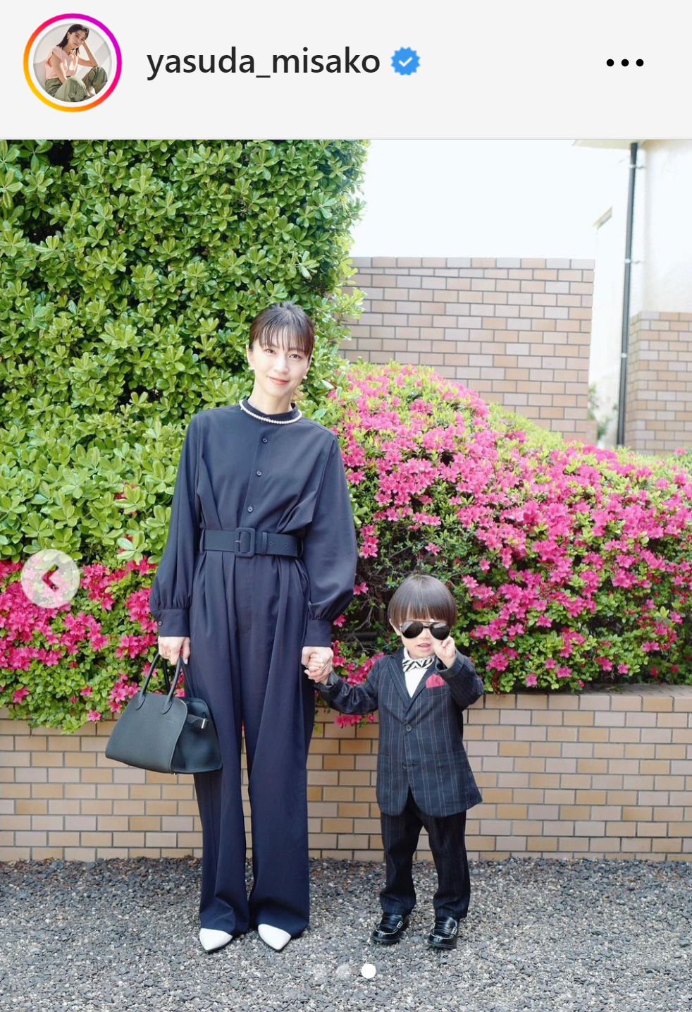 次男と手をつなぐ安田美沙子（安田美沙子のインスタグラムから）