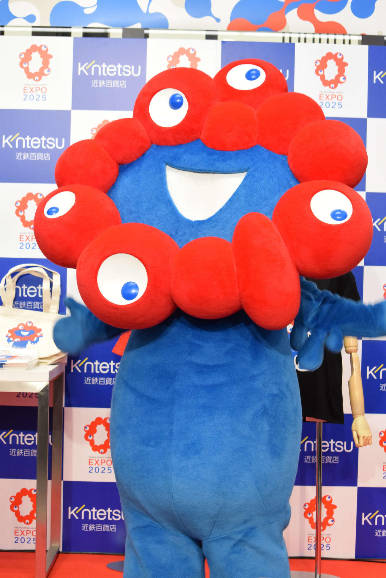 万博イベントに登場したミャクミャク（撮影・阪口孝志）
