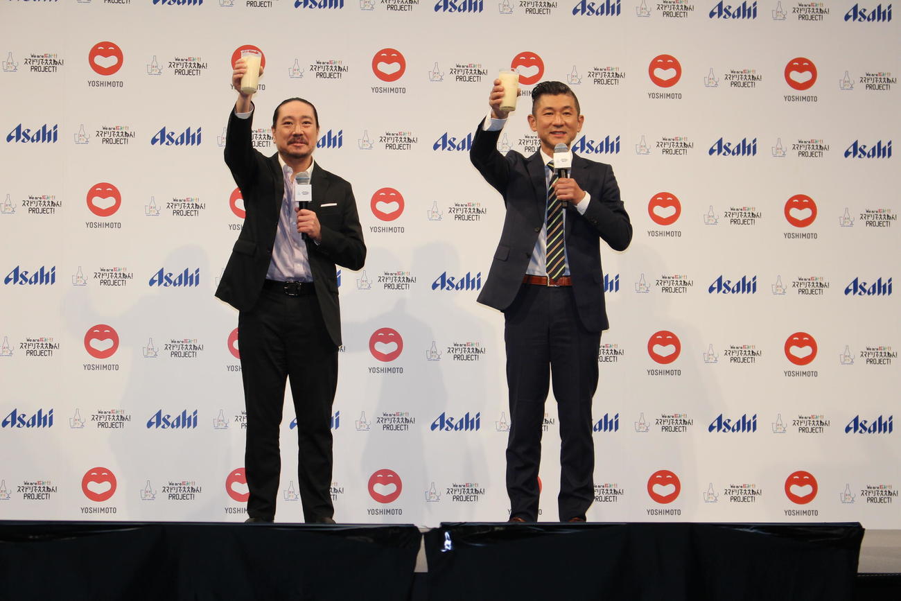 「スマドリ最高！」と気勢をあげる笑い飯。西田幸治（左）と哲夫