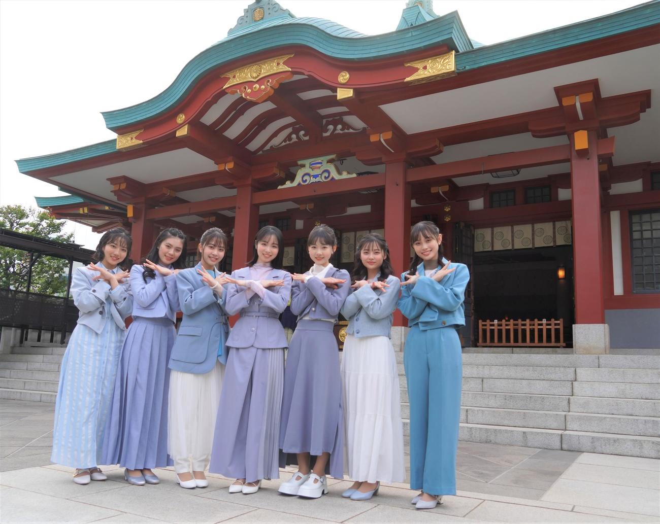 新曲「天使が通る」のヒット祈願をした女性7人組ユニット「ブルーベリーソーダ」の、大橋小春、馬越友梨、大嵩愛花、幸澤沙良、鈴木悠華、大平くるみ、田村藍（撮影・佐藤成）