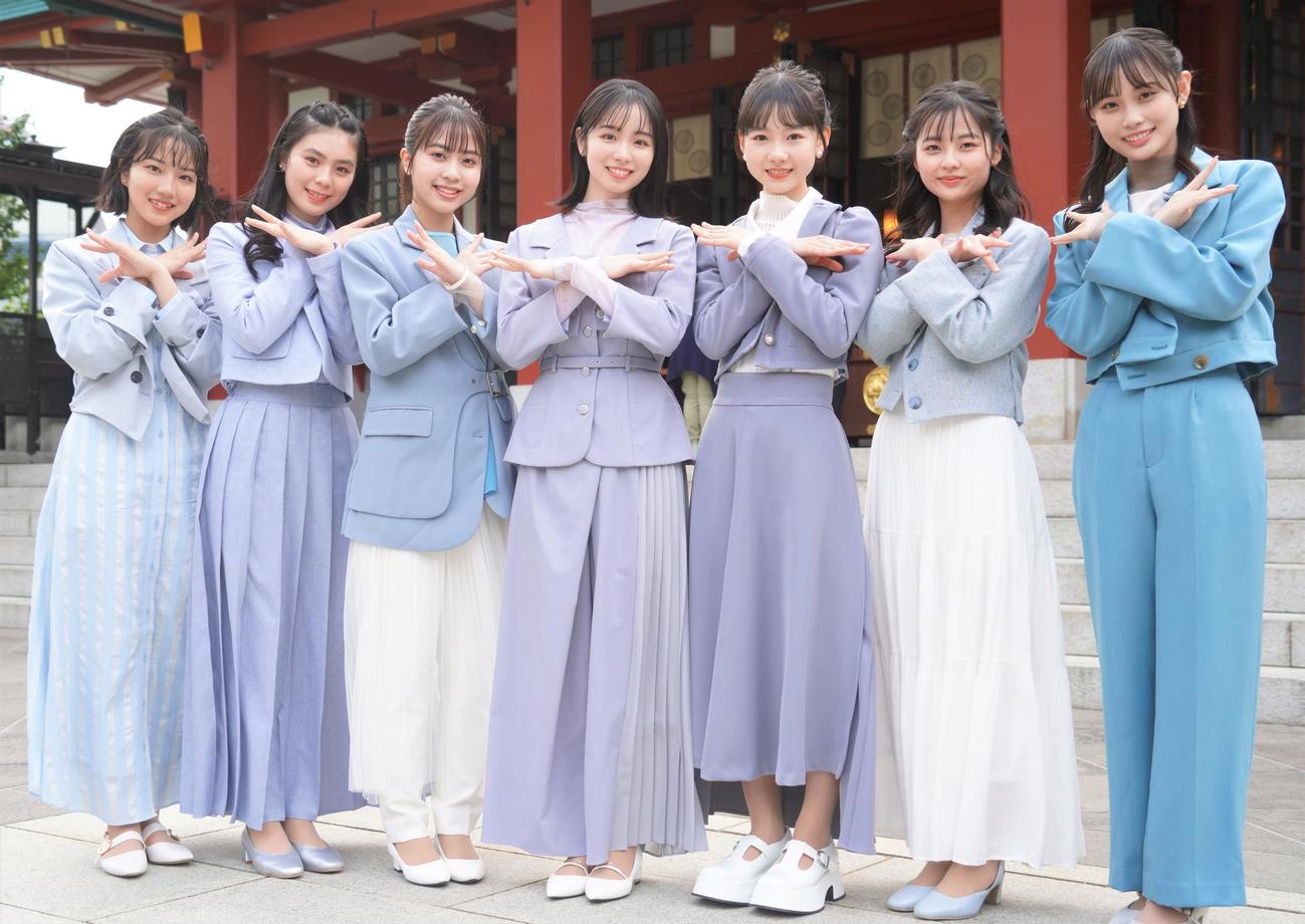 新曲「天使が通る」のヒット祈願をした女性7人組ユニット「ブルーベリーソーダ」の、大橋小春、馬越友梨、大嵩愛花、幸澤沙良、鈴木悠華、大平くるみ、田村藍（撮影・佐藤成）