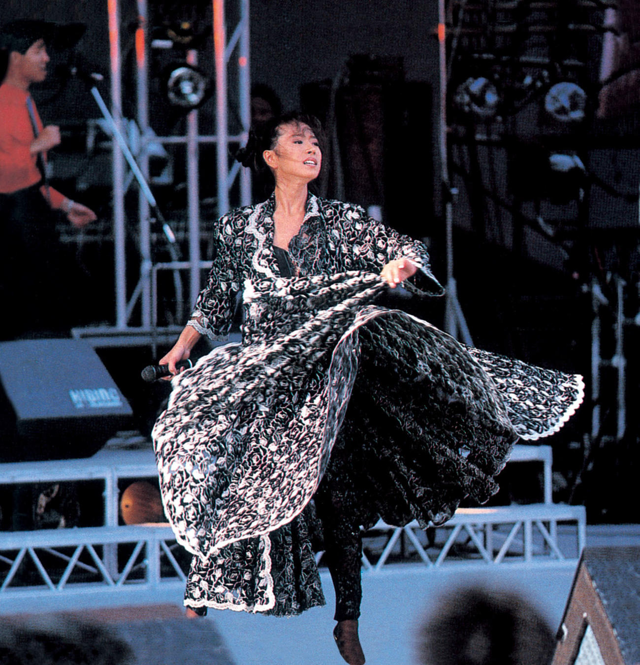 「中森明菜イースト・ライヴ　インデックス23　劇場用4Kデジタルリマスター版」の1シーン(C)1989, 2023 Warner Music Japan Inc.