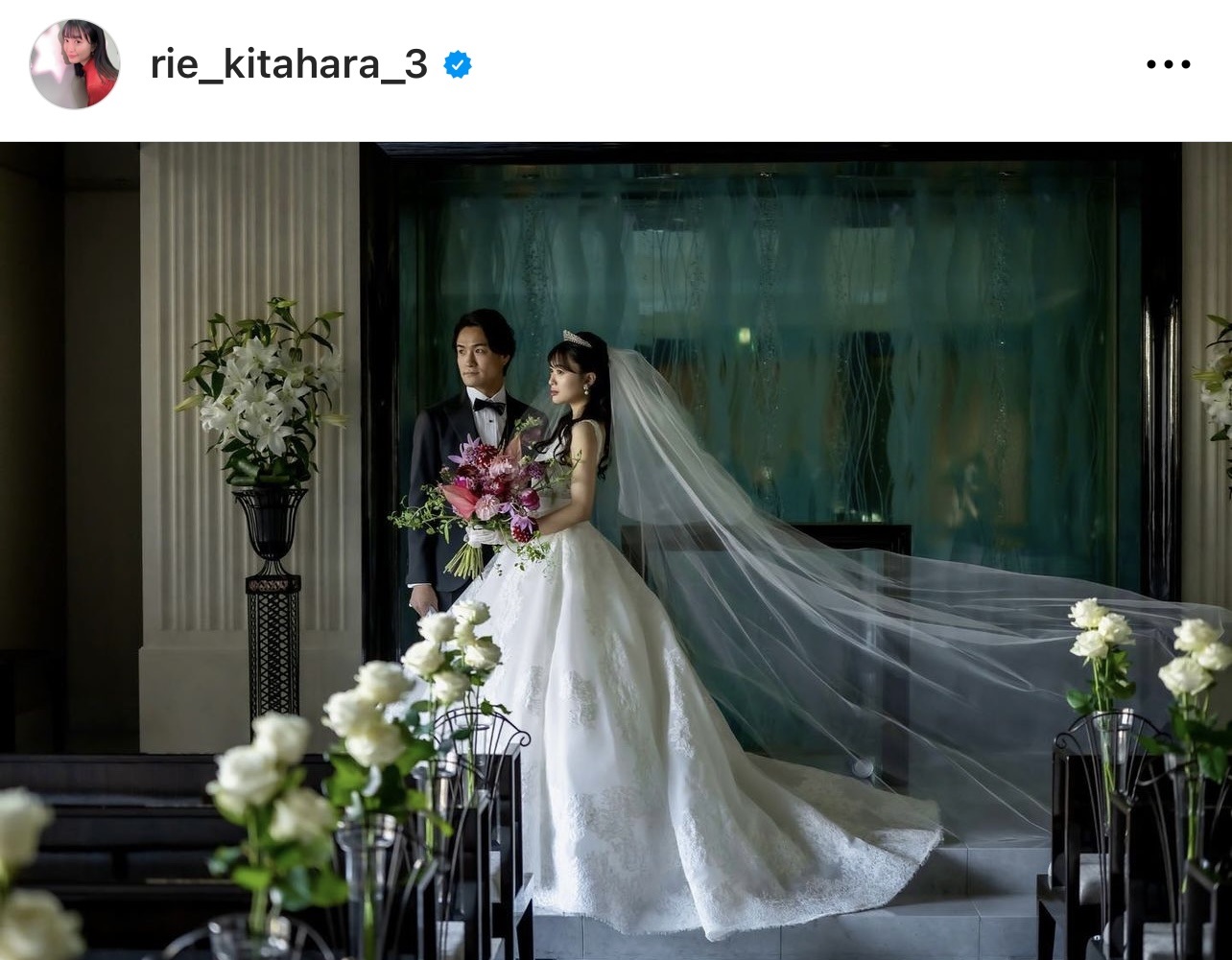 タキシードを着た夫で俳優の笠原秀幸と一緒に歩くウエディングドレス姿の北原里英（北原里英のインスタグラムから）