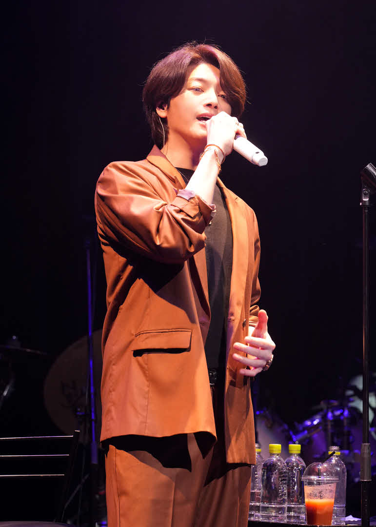 初のビルボードライブ東京でのソロライブで熱唱するソンジェ