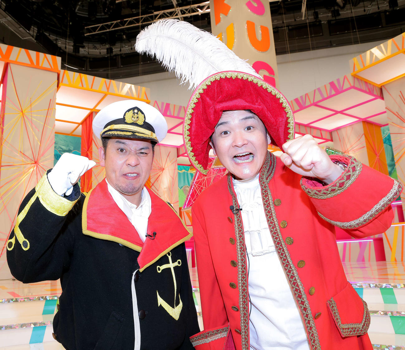「千鳥のクセがスゴいネタGP」が4月から日曜午後7時に移動し、ポーズを決め意気込む千鳥の大悟（左）とノブ（撮影・河田真司）