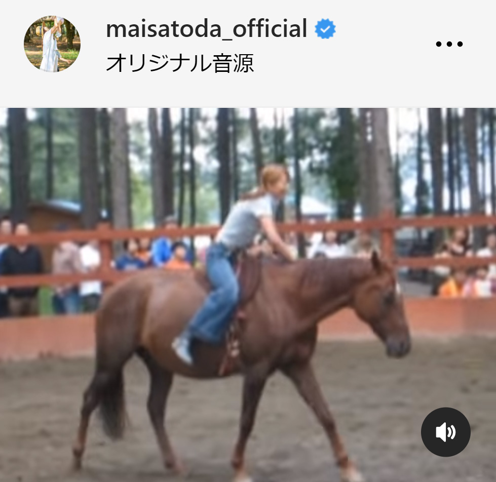 裸馬をなでる里田まい（里田まいのインスタグラムから）