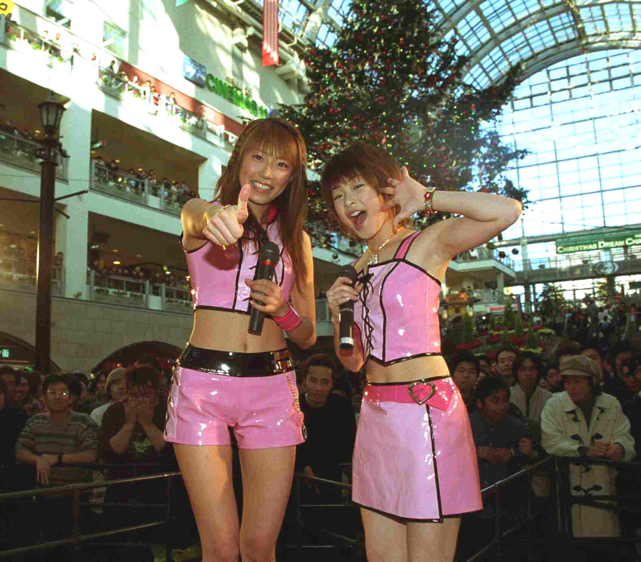 カントリー娘。当時の里田まい（左）（2002年12月撮影）