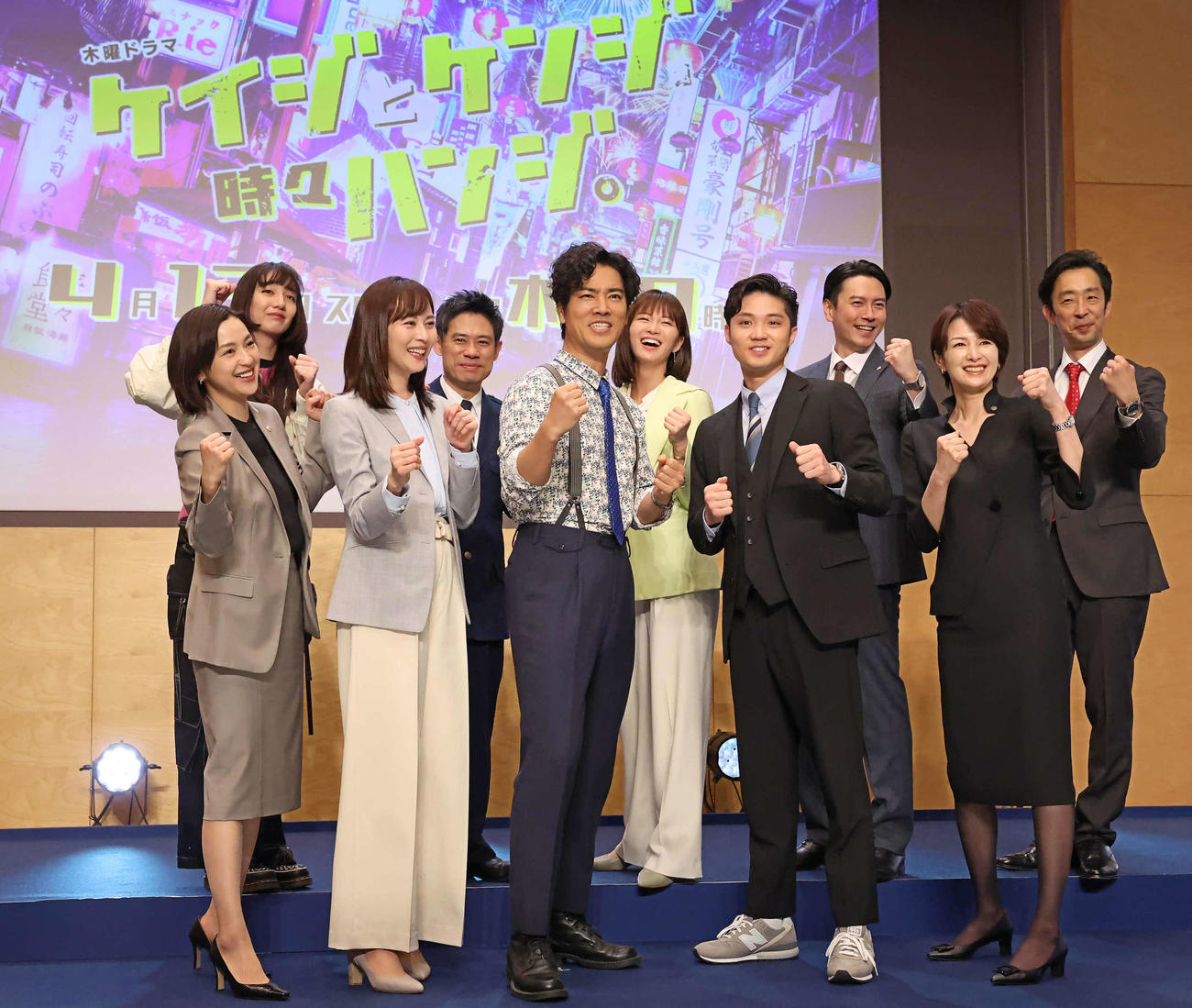 木曜ドラマ「ケイジとケンジ、時々ハンジ。」の記者会見で写真に納まる、前列左から中村アン、比嘉愛未、桐谷健太、磯村勇斗、吉瀬美智子。後列左から長井短、伊藤淳史、岡崎紗絵、西村元貴、北村有起哉（撮影・丹羽敏通）