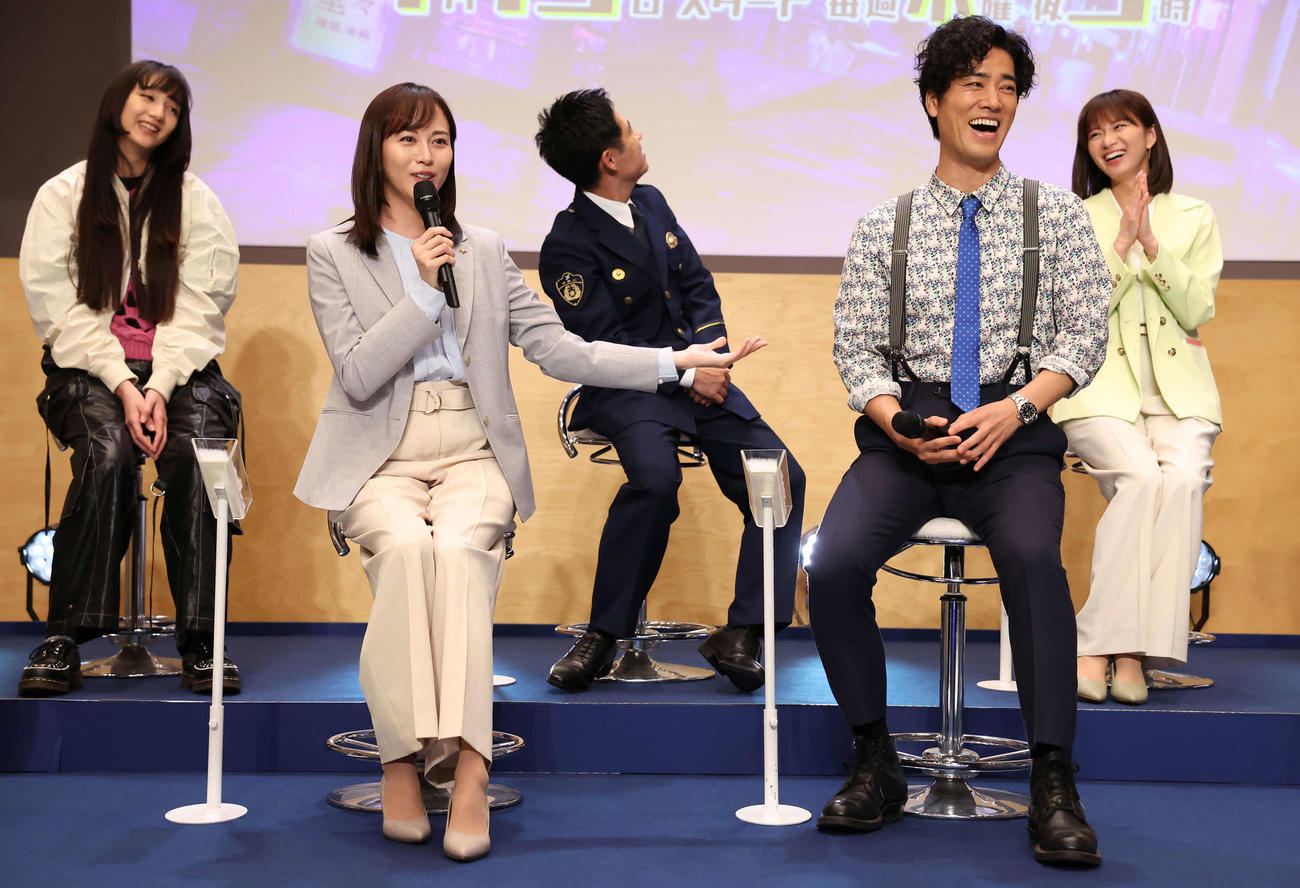 トークで盛り上がる比嘉愛未（前列左）と桐谷健太（同右）（撮影・丹羽敏通）