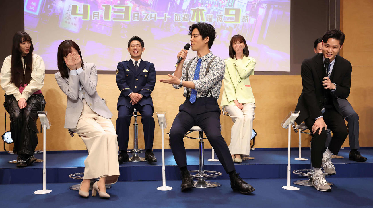 トークで盛り上がり笑い転げる比嘉愛未（前列左）。同右へ桐谷健太、磯村勇斗（撮影・丹羽敏通）