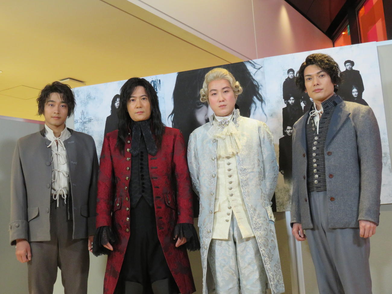 舞台「サンソン－ルイ16世の首を刎ねた男－」の会見に出席した（左から）佐藤寛太、稲垣吾郎、大鶴佐助、崎山つばさ
