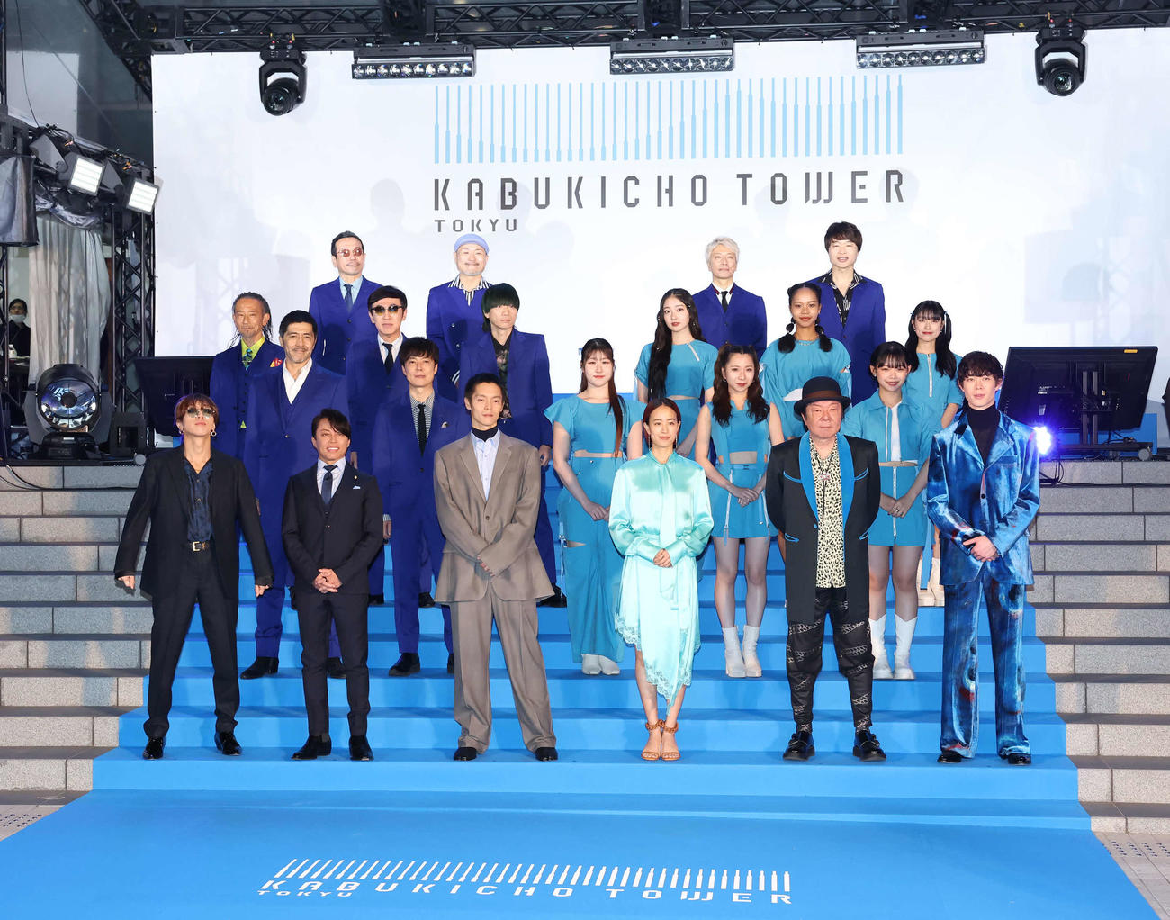東急歌舞伎町タワーの開業前日セレモニーで写真に納まる、前列左から渋谷龍太、西川貴教、窪田正孝、石橋静河、古田新太、宮沢氷魚。後列は東京スカパラダイスオーケストラとLittle Glee Monster（撮影・丹羽敏通）