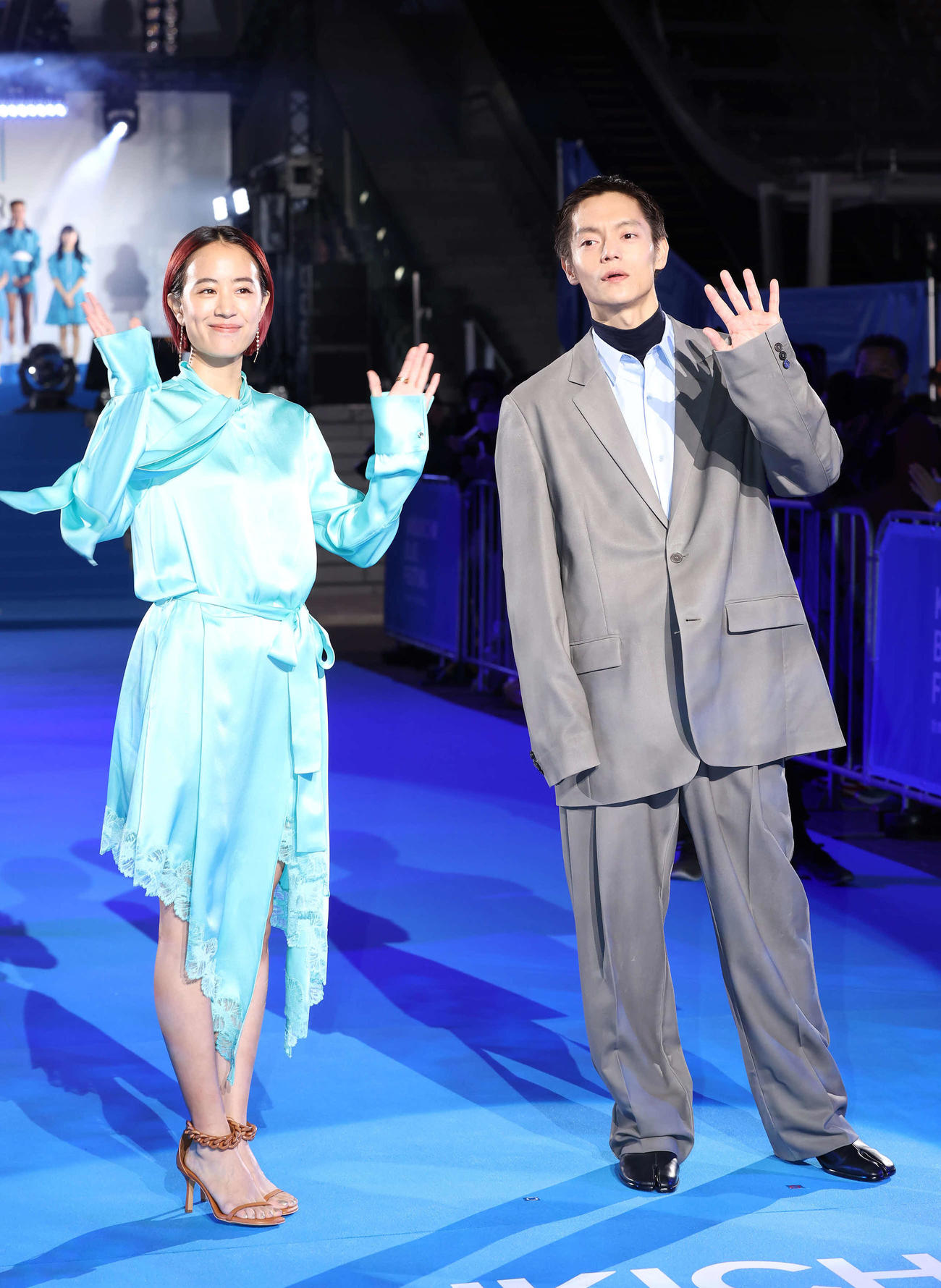 ブルーカーペットでポーズを決める石橋静河（左）と窪田正孝（撮影・丹羽敏通）