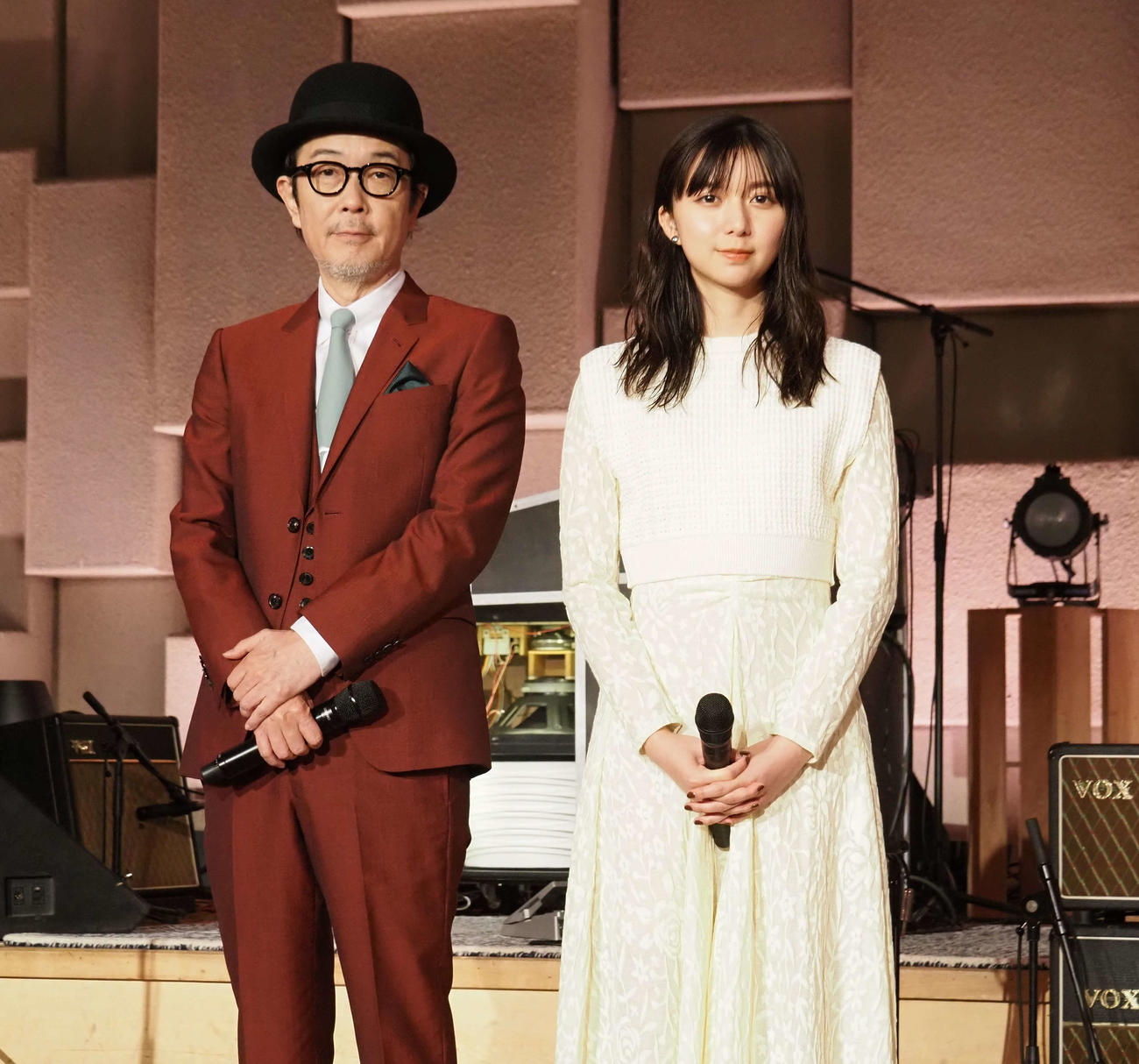 NHK総合「The Covers 10周年スペシャルライブ」の取材会を行ったMCのリリー・フランキー（左）と上白石萌歌（撮影・遠藤尚子）