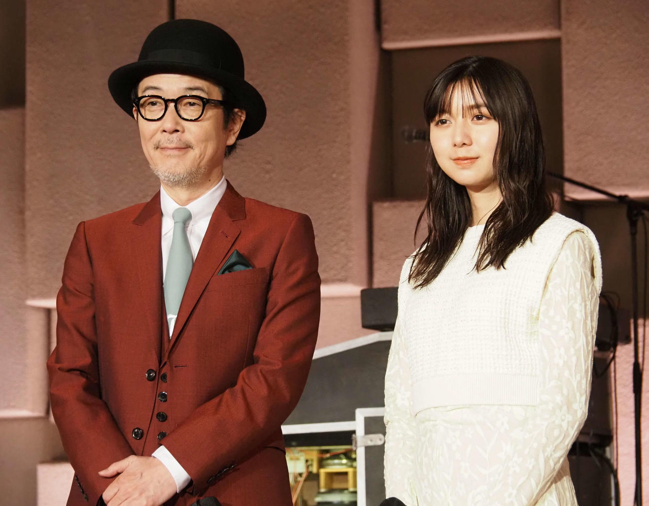 NHK総合「The Covers 10周年スペシャルライブ」の取材会を行ったMCのリリー・フランキー（左）と上白石萌歌（撮影・遠藤尚子）