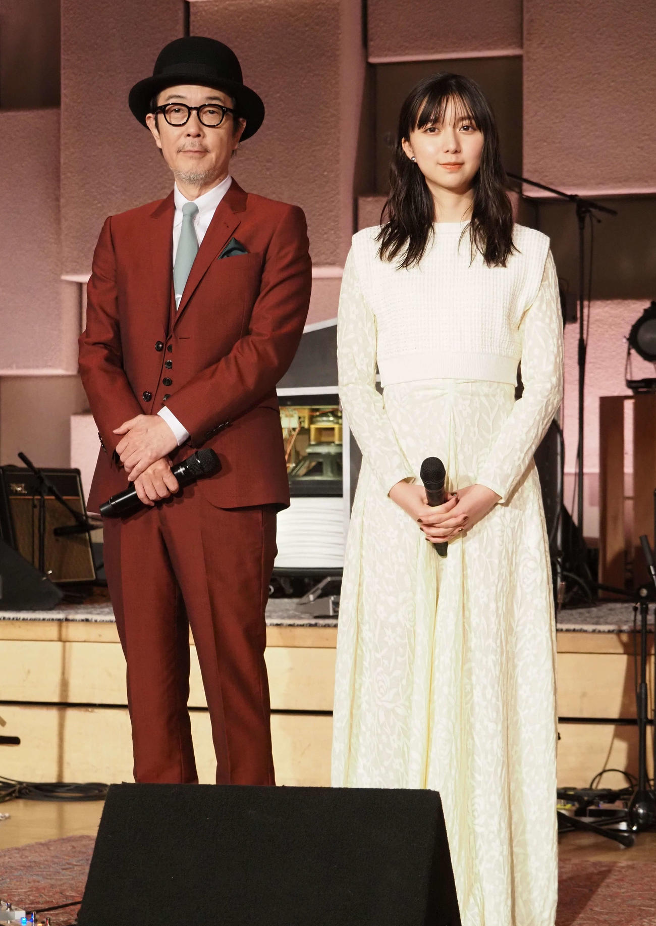 NHK総合「The Covers 10周年スペシャルライブ」の取材会を行ったMCのリリー・フランキー（左）と上白石萌歌（撮影・遠藤尚子）