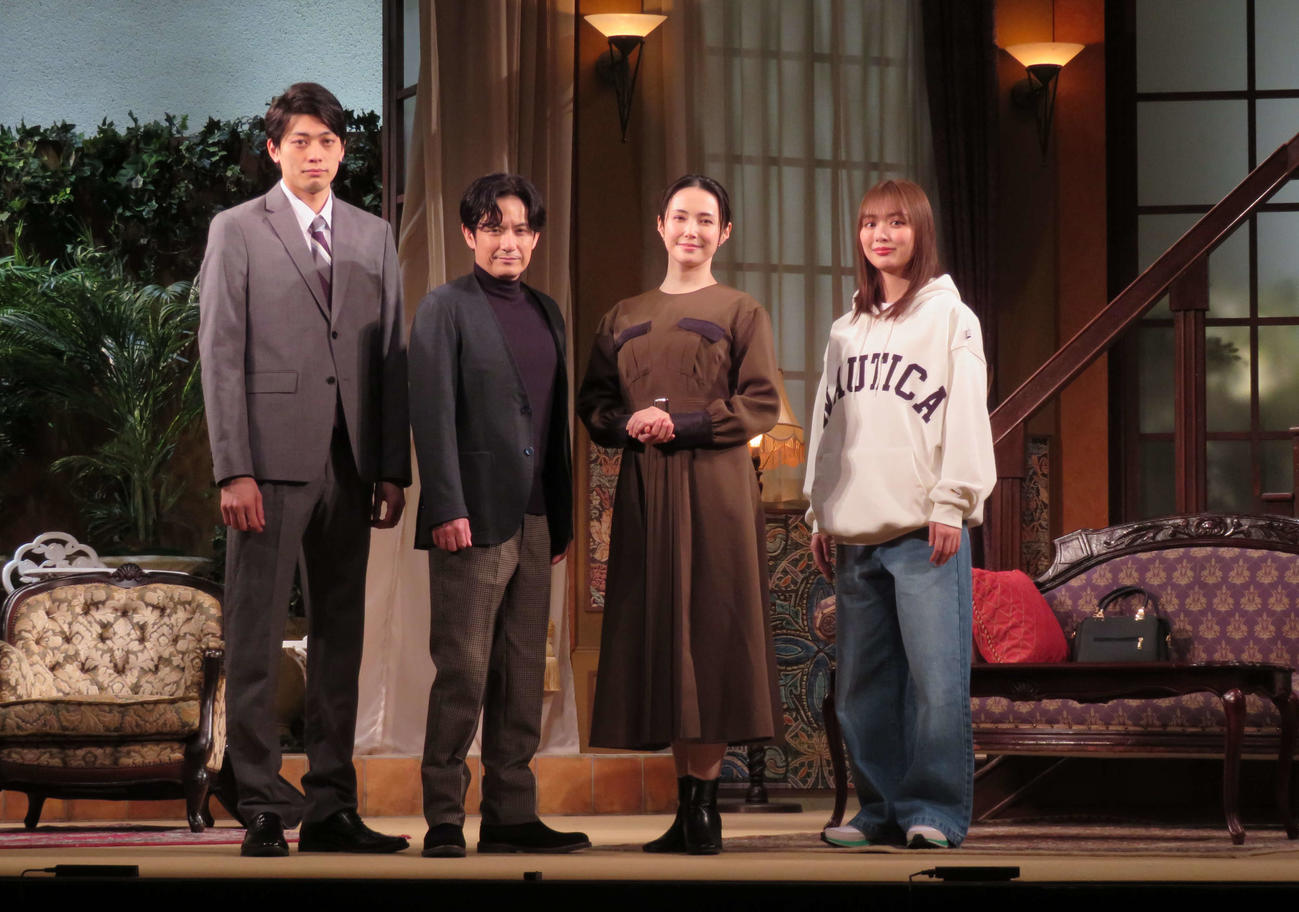 「二次会のひとたち」出演者の、左から東啓介、佐藤アツヒロ、美村里江、内田理央