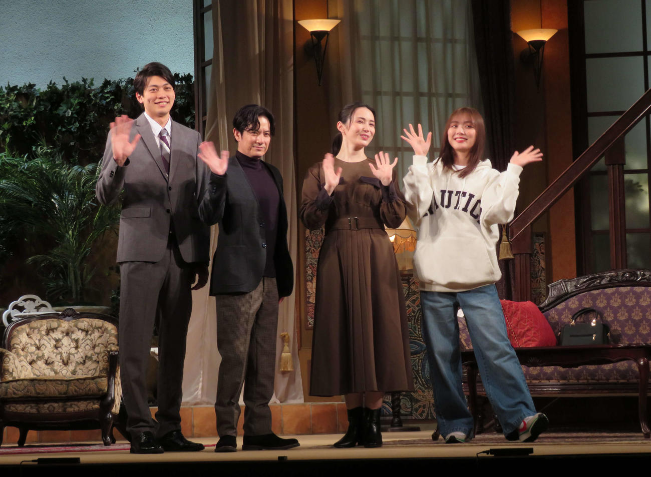 二次会のひとたち出演者。左から東啓介、佐藤アツヒロ、美村里江、内田理央