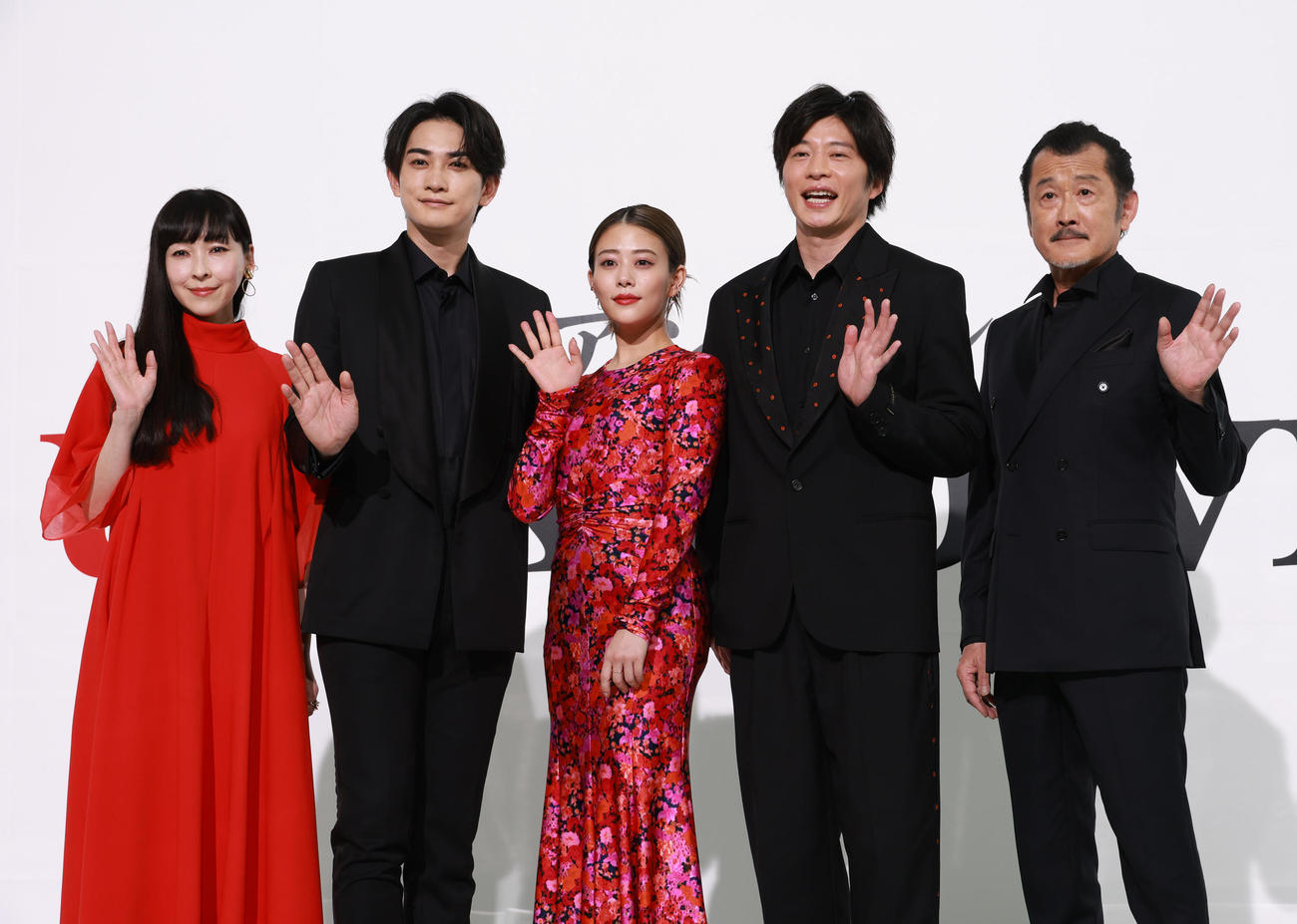 ドラマ「unknown」の制作発表を行う、左から麻生久美子、町田啓太、高畑充希、田中圭、吉田鋼太郎（撮影・中島郁夫）