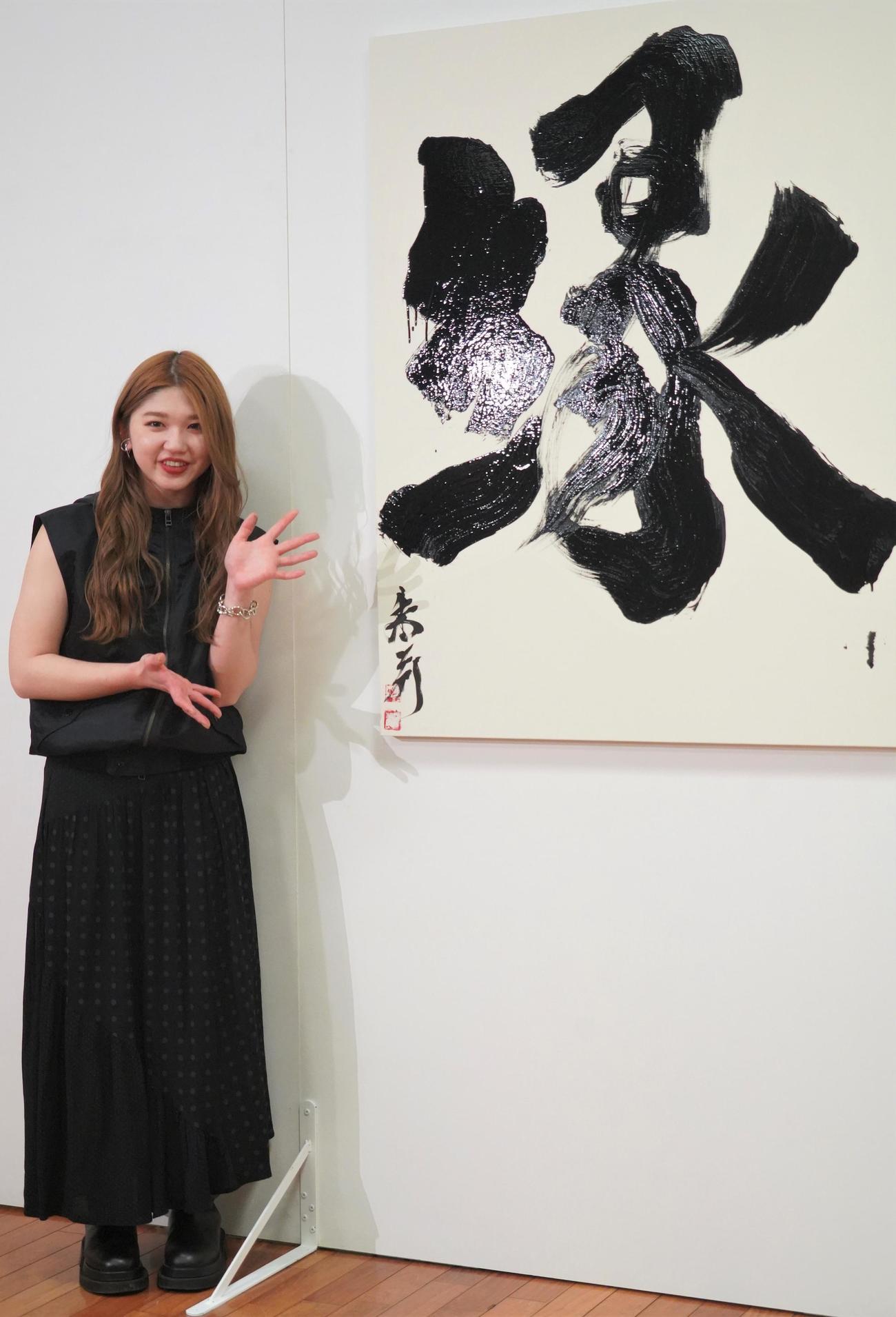 東京・明治神宮外苑の聖徳記念絵画館で、書道展「煌々舞踊（こうこうぶよう）」を開催するアンジュルムの竹内朱莉（撮影・佐藤成）