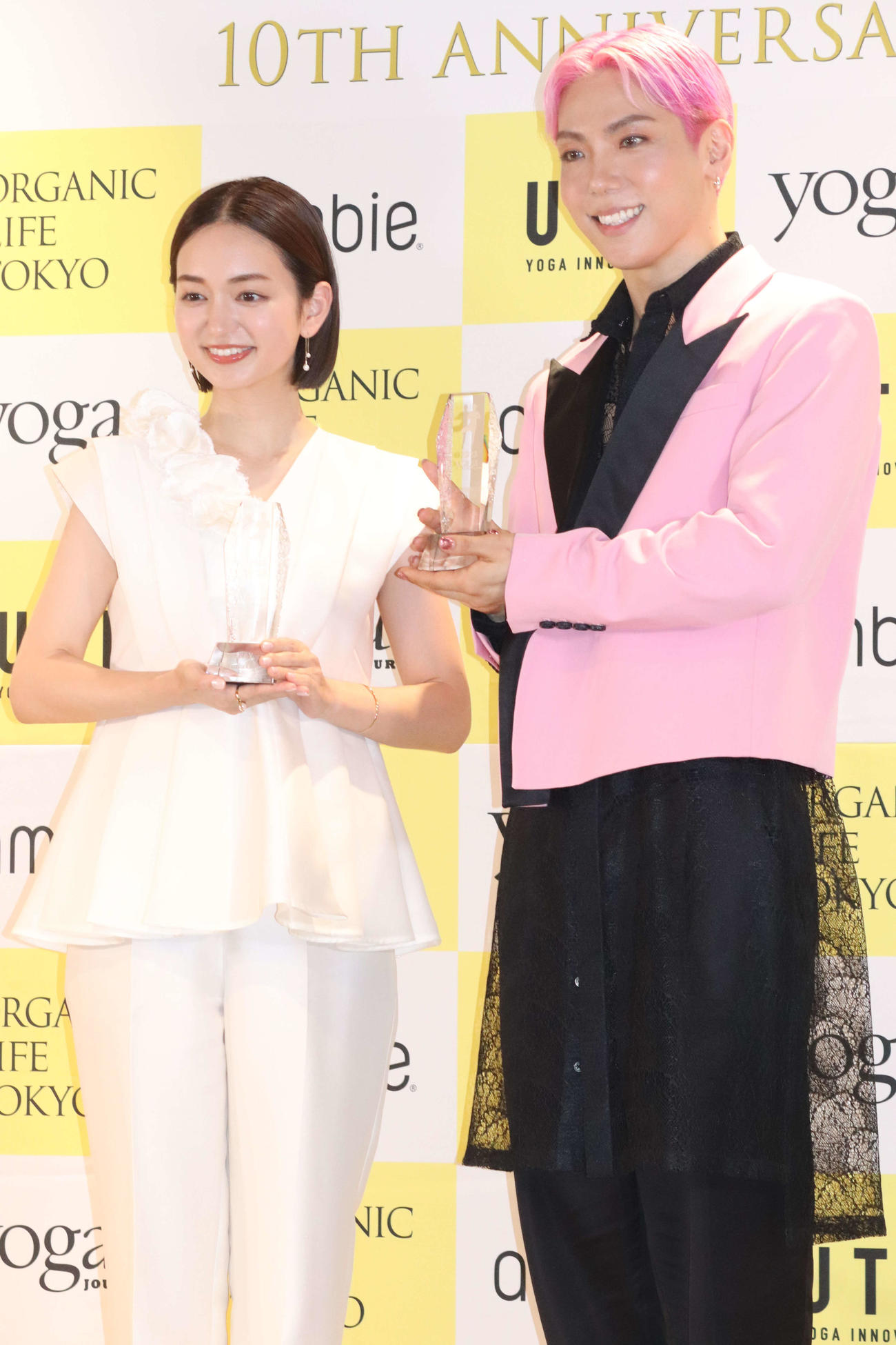 「Yoga People Award2023」を受賞した日本テレビ後藤晴菜アナウンサー（左）とIG（撮影・加藤理沙）